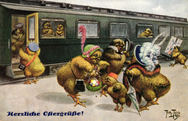 Eine alte Postkarte mit einer Gruppe von Hühnern, die vor einem Zug stehen, mit Text auf der Postkarte.