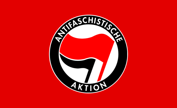 Ein roter Hintergrund mit einem schwarzen und weißen Logo, auf dem in fetter, schwarzer Schrift die Wörter "Antifaschistische Aktion" stehen, umgeben von einem weißen Rand.