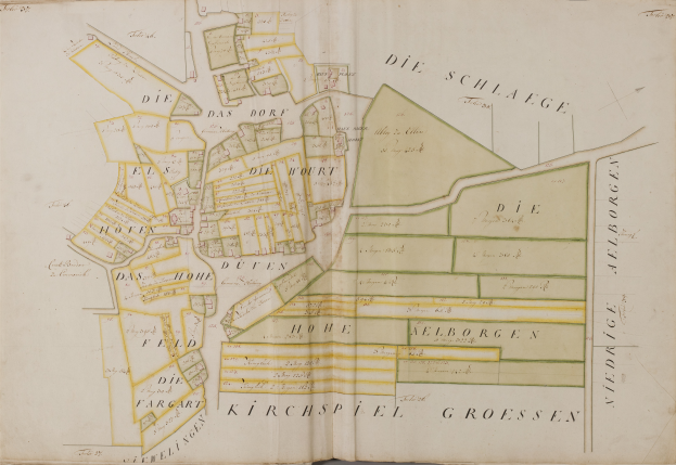 Ein altes Buch mit einer detaillierten Karte von Hamburg, Deutschland, mit Straßen, Gebäuden und Sehenswürdigkeiten, begleitet von Texten, die Informationen zur Bevölkerung, Straßen und Sehenswürdigkeiten der Stadt liefern.