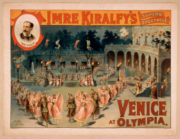 Plakat für Imre Kiralfys Super-Spektakel in Venedig in der Olympia, das kostümierte Menschen vor einem gebögten und gesäulten Gebäude mit Lüstern und Bäumen zeigt, mit einer einzelnen Person und Text.