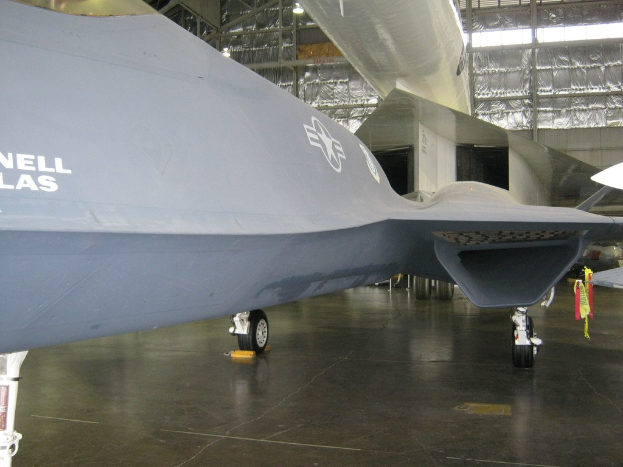 Ein großes Passagierflugzeug ist in der Luft gegen einen blauen Himmel mit weißen Wolken zu sehen.