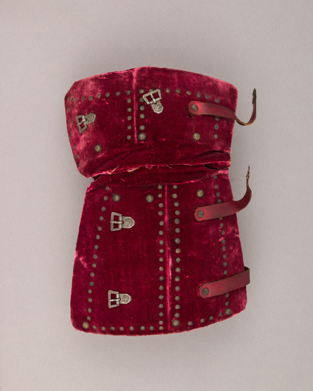 Rotes Samt-Corsage mit silbernen, mit Strasssteinen verzierten Trägern und Schnallen, mit verstellbarer Passform und luxuriösem, glamourösem Design.