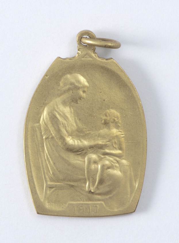 Goldmedaille mit Relief einer Frau in weißem Kleid mit hochgestecktem Haar, die ein Kind hält, beide schauen sich an, beschriftet mit "Mutter und Kind."