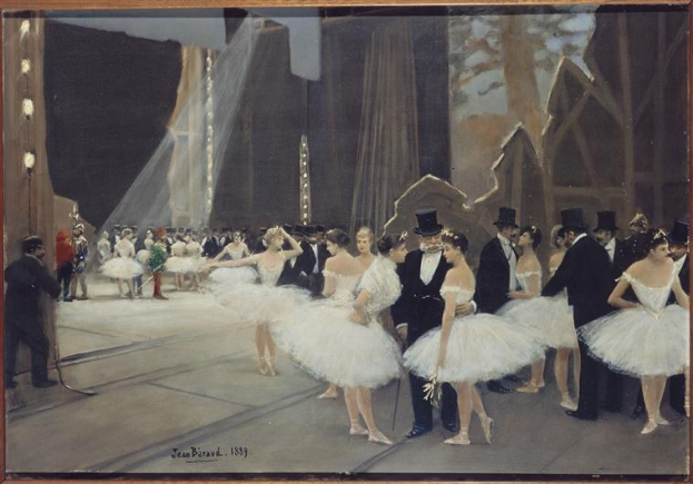 Ein Bild namens "Tanz an der Oper" von Jean Beraud aus dem Jahr 1889, das eine Gruppe von Tänzern in weißen Tutus und Hüten auf einer Bühne zeigt, die von Lichtern beleuchtet wird und von einem Photo Rahmen umgeben ist.