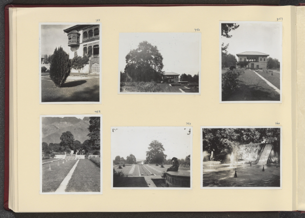 Offenes Buch mit einer Collage aus schwarz-weißen Fotografien, die Bäume in der Mitte und Gebäude und einen Brunnen umgeben.