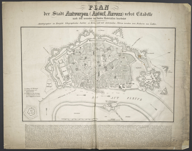 Ein altes Buch mit einer detaillierten Karte von Berlins Straßen, Gebäuden und Sehenswürdigkeiten, begleitet von Texten über die Bevölkerung und bemerkenswerte Merkmale der Stadt.