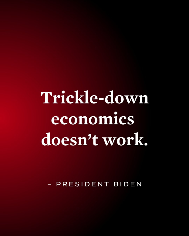 Plakat mit fetter schwarzer Schrift 'Trickle-Down Economics Works Not' auf weißem Hintergrund, eingerahmt von einem dünnen schwarzen Rand, mit einem Zitat von Präsident Biden.