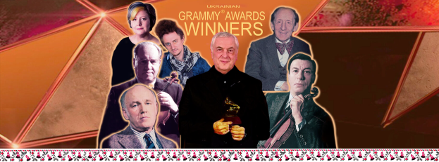 Eine Gruppe strahlender Menschen auf einer Bühne, einer hält eine Trophäe, mit "Grammy Awards Gewinner"-Text und einem Design unten.