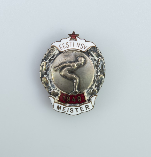 Silbernes Abzeichen mit rotem Stern, Emblem der deutschen Olympischen Spiele 1949, mit zentrierter Beschriftung auf einfarbigem Hintergrund.
