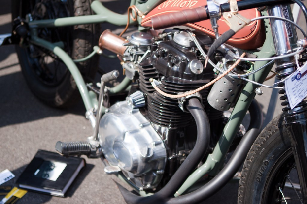 Mehrere Motorräder auf einer Straße mit einem Buch auf dem Sitz eines davon.