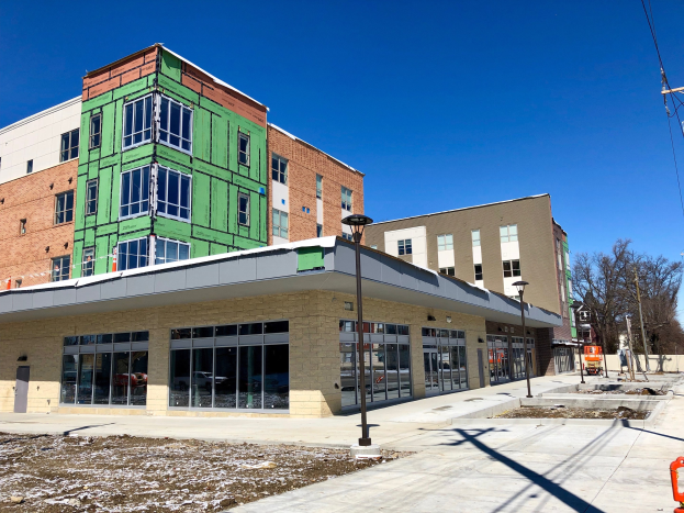 Großes mehrstöckiges Gebäude mit zahlreichen Fenstern, Teil des Campus der University of Wisconsin-Madison, umgeben von Straßeninfrastruktur und Bäumen unter einem bewölkten Himmel.