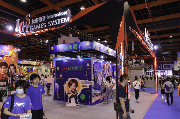 Menschen gehen durch einen Veranstaltungsraum auf einer Gaming-Messe in China, einige tragen Taschen und halten Gegenstände, mit Displaytafeln, Deckenleuchten und Teppichboden.