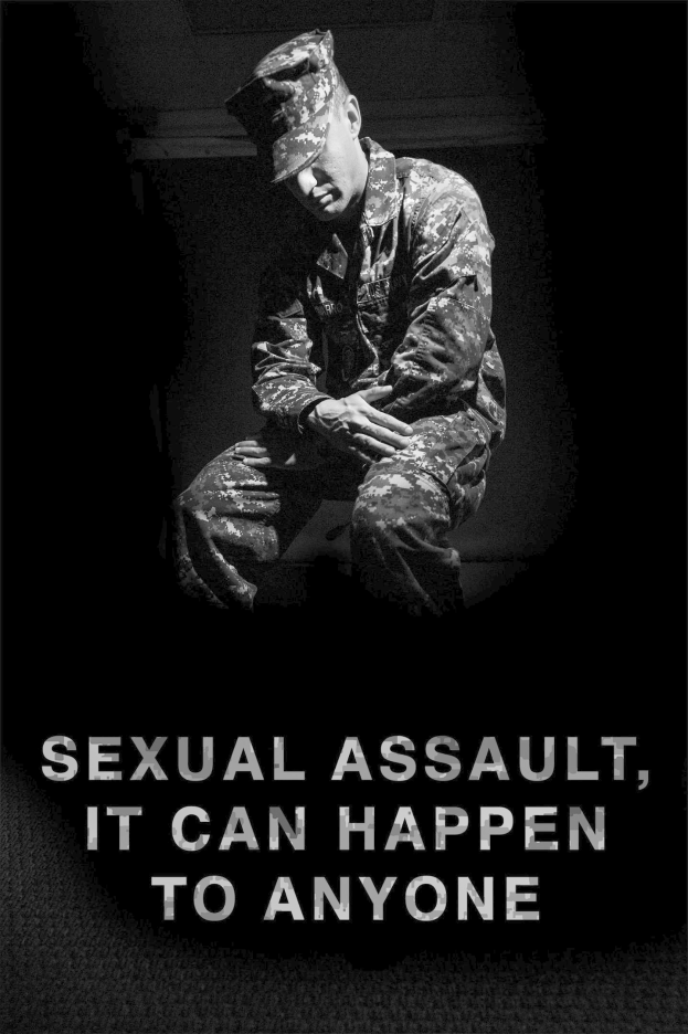 Eine Person in militärischer Uniform mit gesenktem Kopf und gefalteten Händen, die Verzweiflung zeigt, vor einem dunklen Hintergrund, mit dem Text "sexuelle Belästigung, es kann jeden treffen" unten.