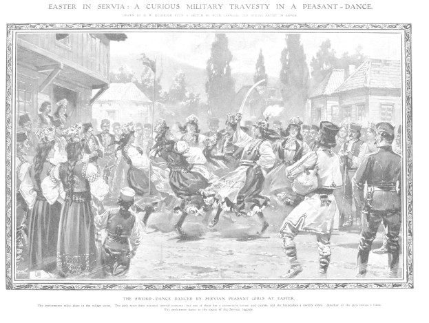 Schwarz-weißes Bild von tanzenden Menschen vor einer Menge, mit Häusern und Bäumen im Hintergrund und Text unten, der "Ostern in Servia: Eine kuriose militärische Travestie in einem Bauerntanz" lautet.