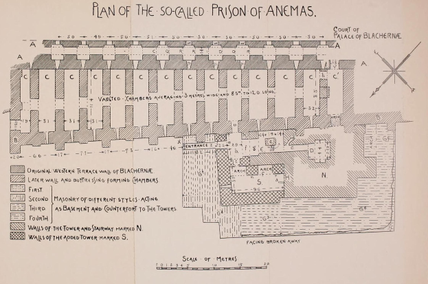 Ausführlicher architektonischer Plan des Anemas-Gefängnisses, der Räume, Gänge, Fenster und Türen zeigt, mit begleitendem erklärendem Text.