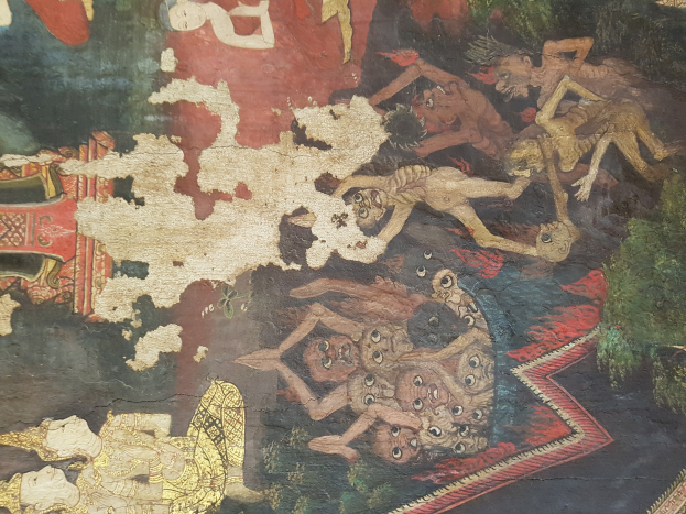 Ein farbenfrohes Wandgemälde in einem thailändischen buddhistischen Tempel, das Menschen und Tiere, darunter einen Löwen, eine Giraffe, einen Affen und ein Zebra, vor einer üppigen grünen Landschaft mit Bäumen und Bergen zeigt.