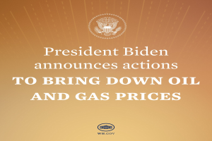 Präsident Biden an einem Rednerpult bei der Ankündigung von Maßnahmen zur Verringerung von Öl- und Gaspreisen, mit einem Plakat mit Logo und Text dahinter.