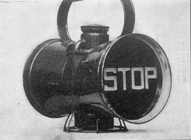 Ein Schwarz-Weiß-Foto eines Horns mit dem Wort "STOP" darauf.