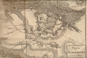 Detailiertes altes Stadtplan von Schweidnitz, Deutschland, zeigt Straßen, Gebäude und Sehenswürdigkeiten mit begleitendem Text über Bevölkerung, Geschichte und Kultur.