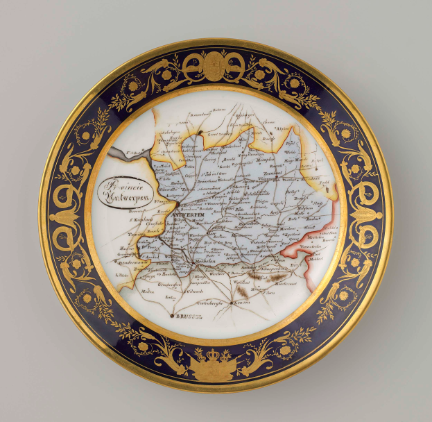 Ein weißes Kennzeichen mit einer detaillierten Deutschlandkarte, verziert mit kunstvollen Designs und Text.