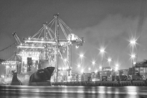 Ein Schiffbauunternehmen mit Metallstrukturen, Laternen, Containern und Schiffen.