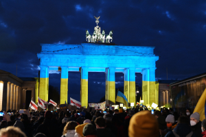 Von der Polizei aufgehalten: Mann wehrt sich gegen Verbot, Schwarz-Rot-Gold-Flagge zu schwenken - Flaggenträger spricht jetzt