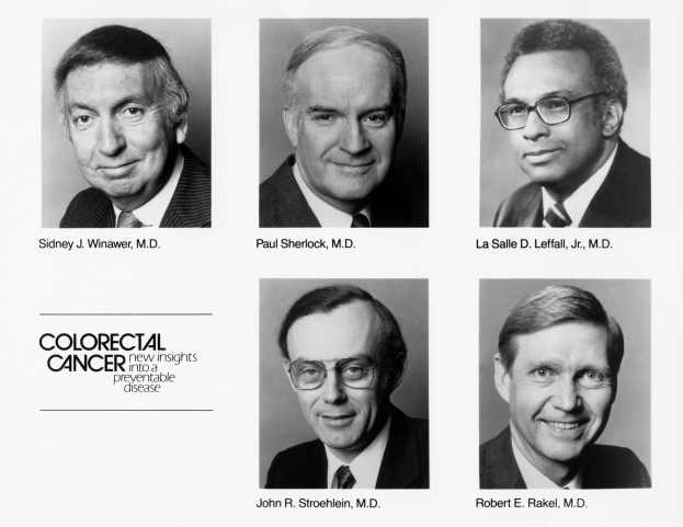 Schwarzes und weißes Foto von sechs formell gekleideten Männern in Anzügen und Krawatten, die alle eine Brille tragen und für die Kamera posieren, mit dem Text "Darmkrebs: Neue Erkenntnisse über eine verhütbare Krankheit" darunter.