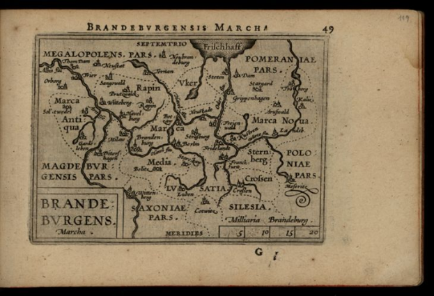 Ein altes Buch mit einem schwarzen Hintergrund, das eine detaillierte Karte der Region Brandenburg in Deutschland zeigt, einschließlich Flüsse, Berge und Städte, mit begleitendem Text, der zusätzliche Informationen bietet.