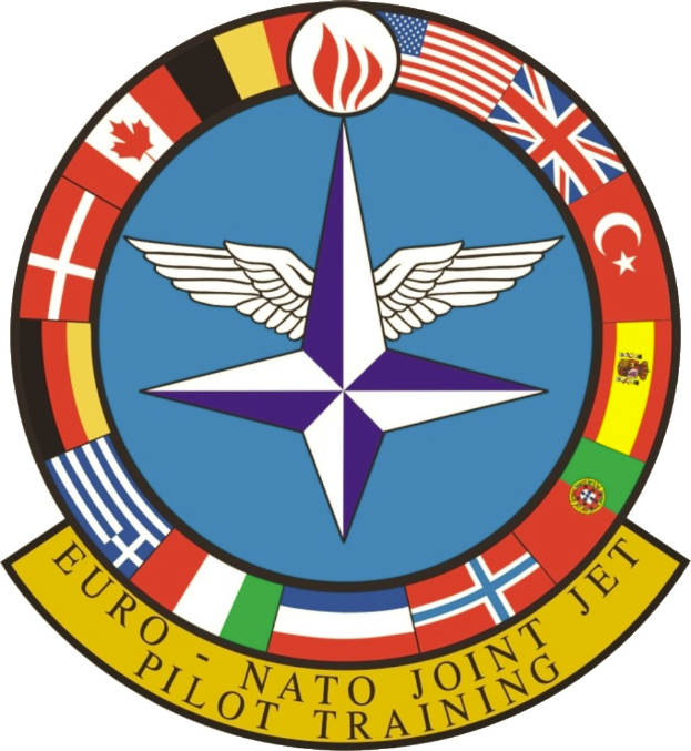 Blauer Kreis mit einem weißen Stern in der Mitte, umgeben von vier farbigen Flaggen, mit der Aufschrift "NATO Joint Jet" in Weiß.