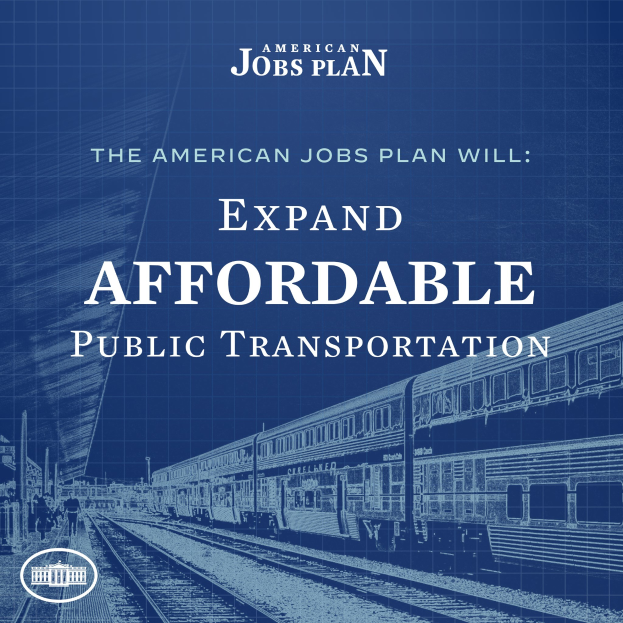 Plakat mit einem Zug auf einem Bahngeleise mit mehreren Menschen in der Nähe, das "The American Jobs Plan Will Expand Affordable Public Transportation" bewirbt.