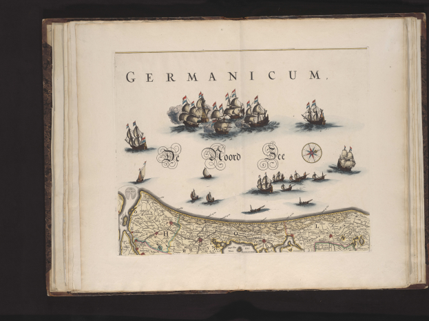 Ein aufgeschlagenes Buch mit einer Deutschlandkarte und Booten im Wasser und Text auf dunklem Hintergrund.
